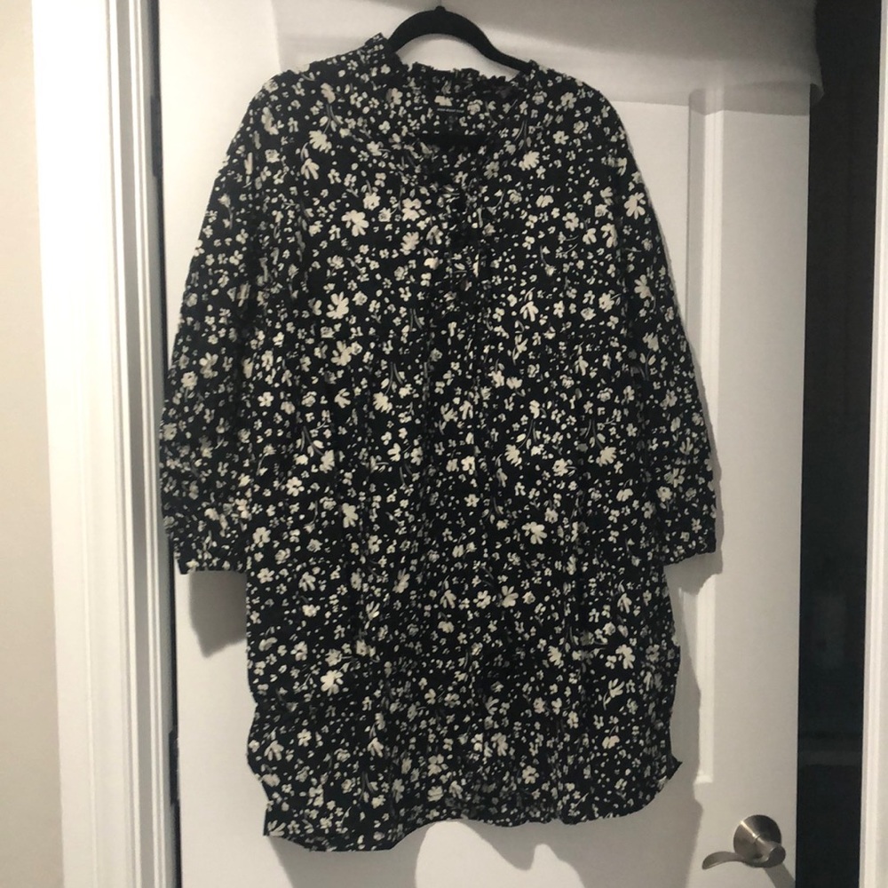 Who What Wear Black and Cream Flower motif voluminous swing dress. Size XL